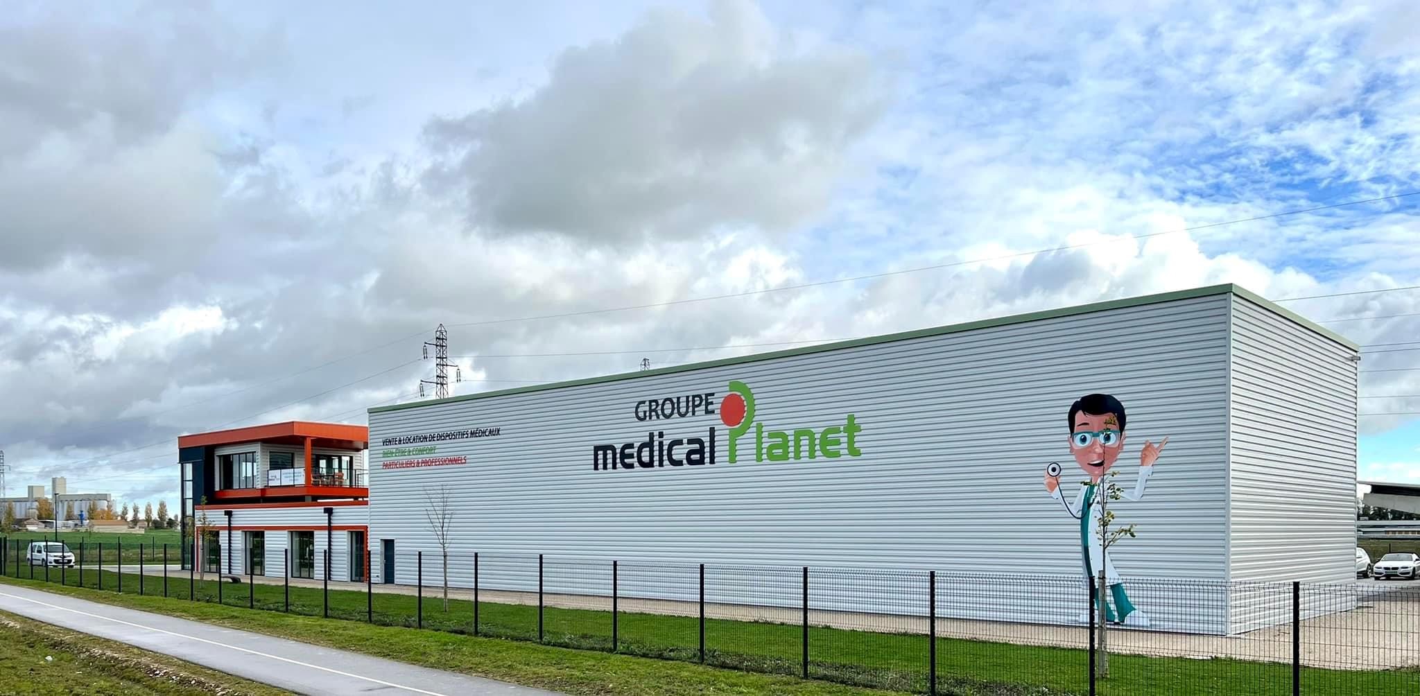 Nouvel enseigne magasin du magasin Medical Planet Beaune spécialisé dans la vente et location de dispositfs médicaux.